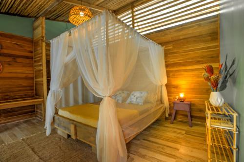 Ein Bett oder Betten in einem Zimmer der Unterkunft La Shamana - Ecological Concept in Jungle