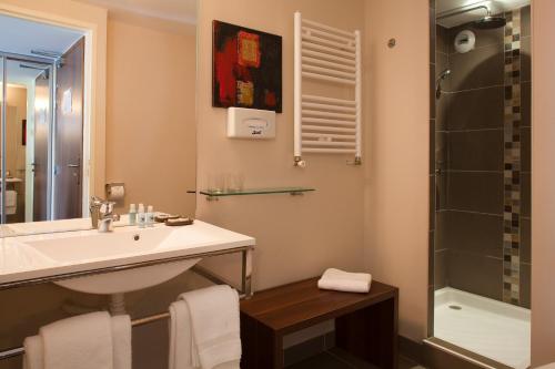 Ванная комната в Hotel Le Relais Saint-Jacques