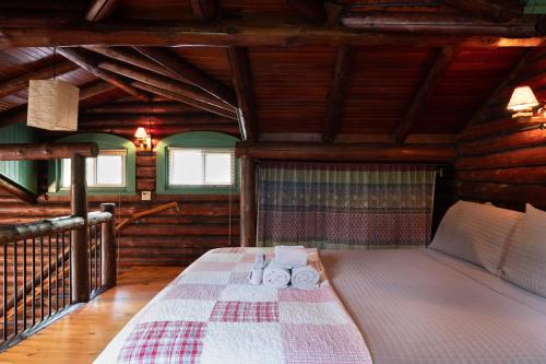 A bed or beds in a room at Les Chalets Sauvignon