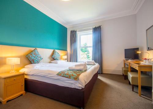 A bed or beds in a room at Coquetvale Hotel 