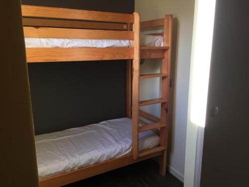 quelques lits superposés dans une chambre dans l'établissement Appartement village 7 en résidence de vacances en Camargue, à Arles