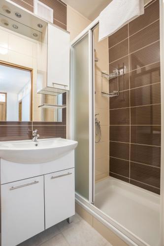 a bathroom with a sink and a shower at Apartments Bezmalinović 2 in Bol