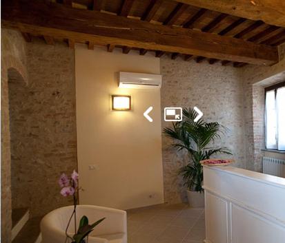 コッレ・ディ・ヴァル・デルザにあるArnolfo B&Bのバスルーム(トイレ付)、照明が備わります。