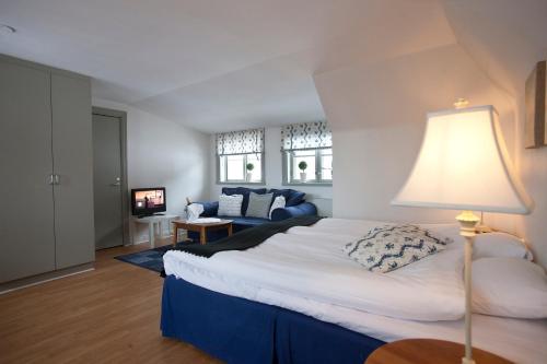 a bedroom with a large bed and a couch at Insjöns Hotell in Insjön