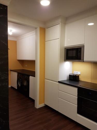Η κουζίνα ή μικρή κουζίνα στο A&M Apartment Ahorn/Hohenstadt