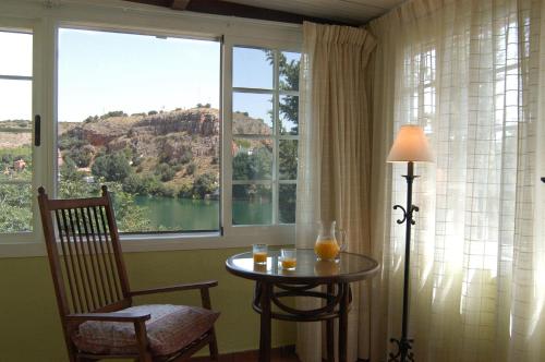 Habitación con mesa, silla y ventana en La Buena Siesta, en Ruidera