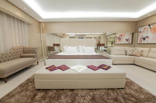 Een bed of bedden in een kamer bij Nippon Palace Hotel