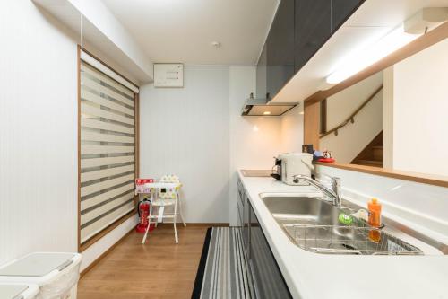 - une cuisine avec un évier et un comptoir dans l'établissement Yuenshe Kiyomizu Villa, à Kyoto