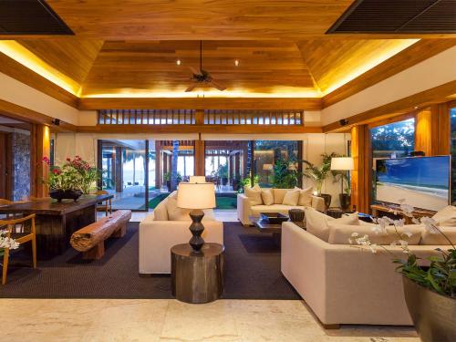 TV a/nebo společenská místnost v ubytování Villa Nandana by Elite Havens