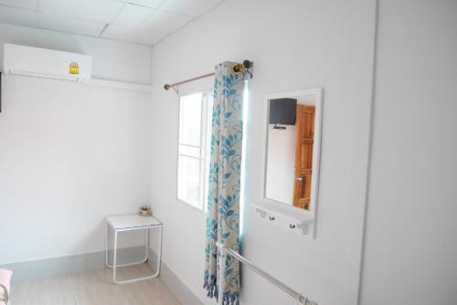 Ett badrum på Nawee GuestHouse Sairee