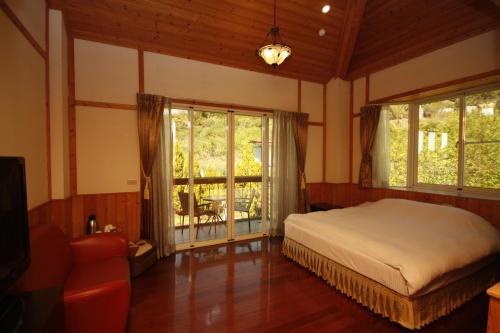 仁愛鄉的住宿－摘星花園山莊，一间卧室设有一张床和一个大窗户