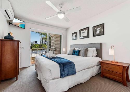 A bed or beds in a room at Sailport Mooloolaba Apartments