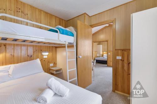 1 Schlafzimmer mit 2 Etagenbetten und einem Flur in der Unterkunft Shepparton Holiday Park and Village in Shepparton