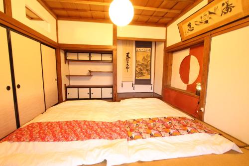 1 dormitorio con 1 cama grande en una habitación en Fuji Sakura House, en Fujikawaguchiko