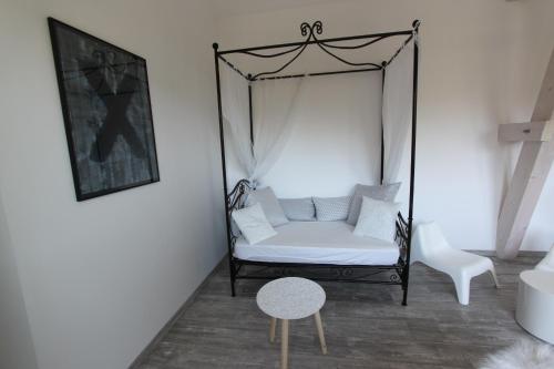 Zimmer mit Schaukel und Stuhl in der Unterkunft Subtil insolite in Colmar