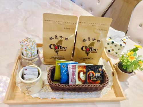 un cesto di cibo e snack su un tavolo di Lo Fo Hotel a Taichung