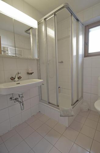 a bathroom with a shower and a sink at Centre Etoile 130 in Verbier