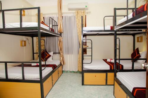 Кровать или кровати в номере Hanoi City Backpackers Hostel