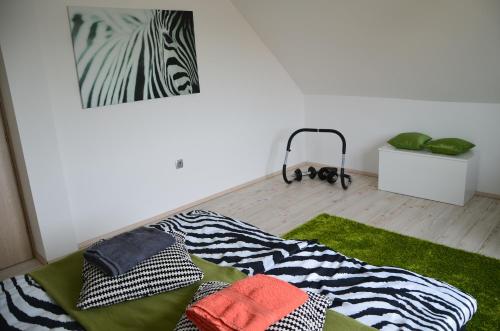 Una habitación con una cama con toallas. en Ana`s place en Celje