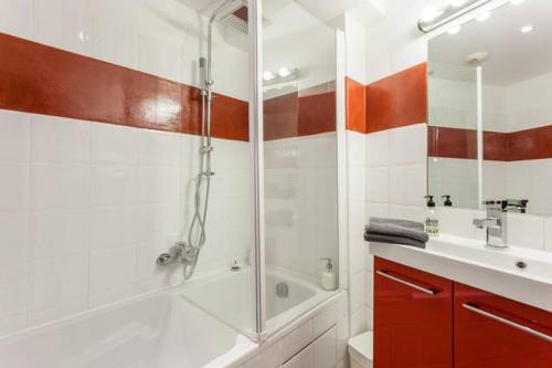 une salle de bain avec une douche, une baignoire et un lavabo dans l'établissement L'Entrecasteaux, à Aix-en-Provence