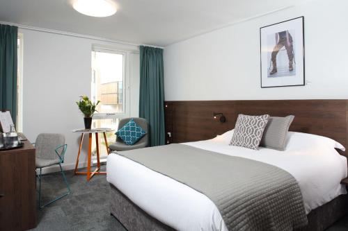 Un pat sau paturi într-o cameră la Sunley Hotel