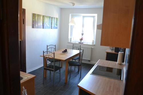 eine Küche mit einem Tisch und Stühlen im Zimmer in der Unterkunft Schöne‘s Eck in Großröhrsdorf