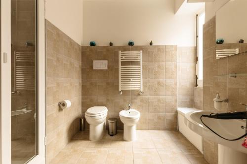 e bagno con servizi igienici, vasca e lavandino. di Il Tarì Apartment a Palermo