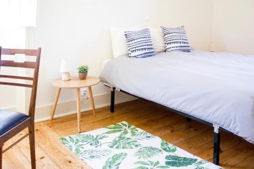 a bedroom with a bed and a small table at Quintinha Vale dos Pinheiros in Leiria
