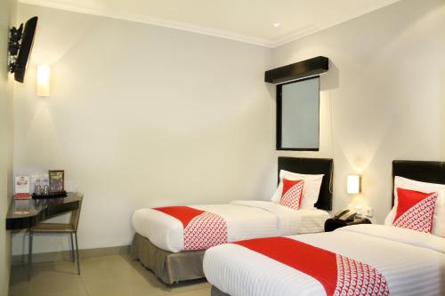 Tempat tidur dalam kamar di Super OYO Capital O 136 Manggis Inn