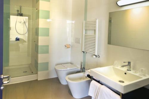 La salle de bains est pourvue d'un lavabo, de toilettes et d'une douche. dans l'établissement Hotel Eden, à Sorrente