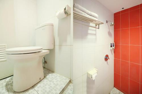 Ванна кімната в Super OYO Capital O 136 Manggis Inn