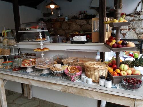 un buffet con frutta e verdura su un tavolo di Anofli Suites a Skopelos Town