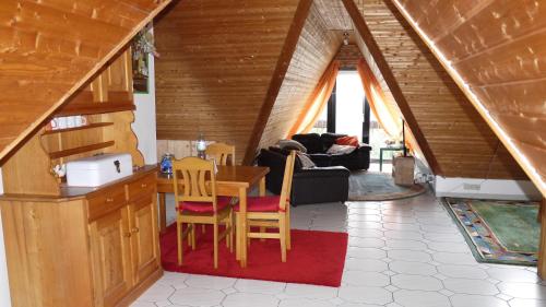 a kitchen with a table and chairs in a room at Helle Ferienwohnung im Loft-Charakter in Essen