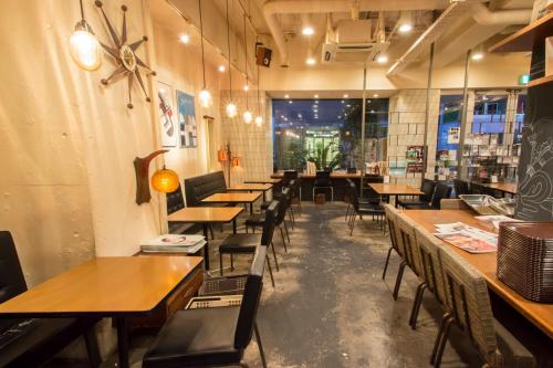 Hearton Hotel Shinsaibashi tesisinde bir restoran veya yemek mekanı