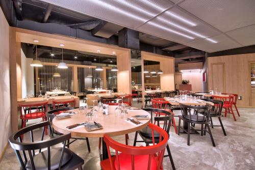 Un restaurante o sitio para comer en DoubleTree by Hilton Malta