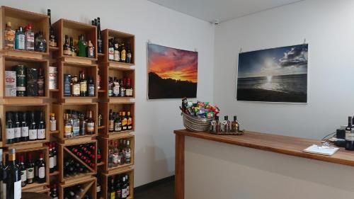eine Bar in einem Zimmer mit Weinflaschen in der Unterkunft Peppermint Grove Beach Holiday Park in Capel