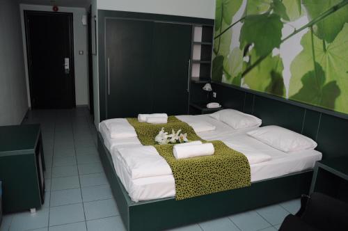 A bed or beds in a room at Green Hotel Budapest