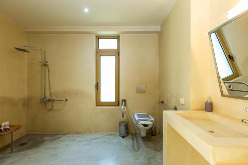 Ένα μπάνιο στο Villa Evgoron