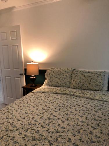 Katil atau katil-katil dalam bilik di Kuleana Apartment
