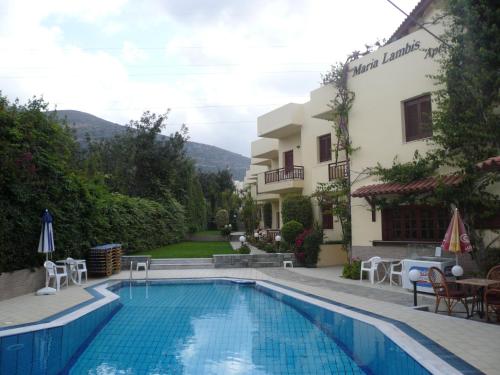 Piscina en o cerca de Maria Lambis