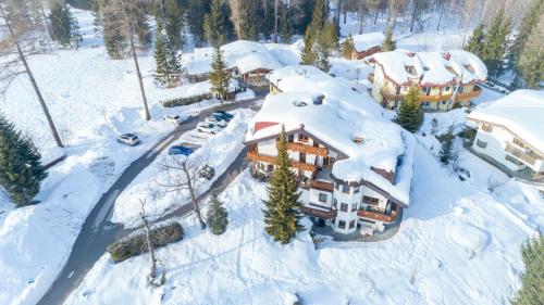 an aerial view of a house covered in snow at Landhaus Charlotte am Geigenbuehel -Apartments in Seefeld in Tirol