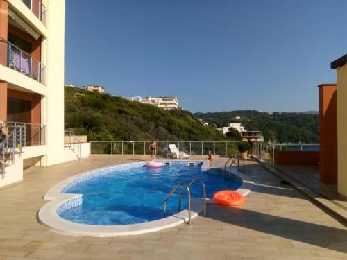 una piscina al lado de un edificio en Apartment Sea Space 3, en Dobra Voda