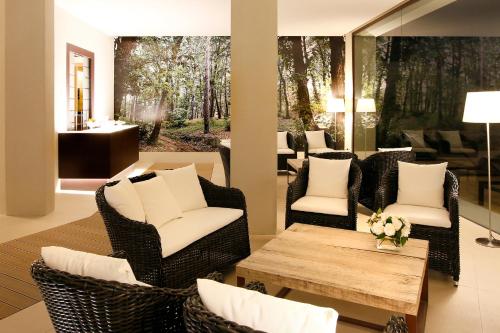 a living room with wicker chairs and a coffee table at Tenuta De L'Annunziata - Natural Relais in Uggiate-Trevano