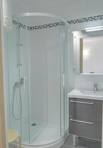 une salle de bain avec douche et lavabo dans l'établissement Superbe T2 vue mer avec ascenseur, à Canet