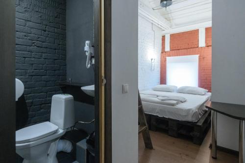 モスクワにあるケディ ホステル アンド コーヒー ハウスのバスルーム(トイレ付)、ベッド1台が備わります。