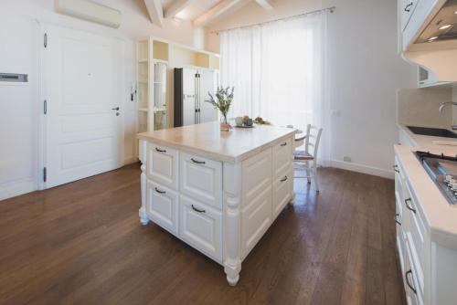Η κουζίνα ή μικρή κουζίνα στο Villa Lilla sulla Spiaggia di San Vincenzo LUXURY