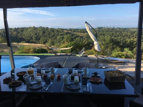 ein blauer Tisch mit Essen auf dem Pool in der Unterkunft Villa d'escane in Escanecrabe