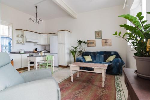 ein Wohnzimmer mit Couch und Tisch in der Unterkunft Merkanti Apartments in Valletta