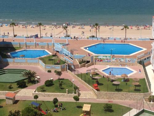 z widokiem na 2 baseny przy plaży w obiekcie Piso frente la playa de Valdelagrana w mieście El Puerto de Santa María