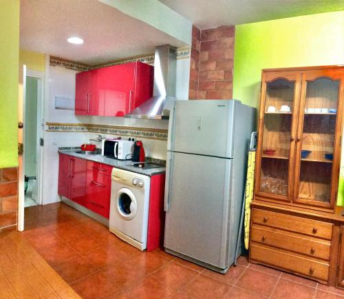 ベナルマデナにあるBenalbeach, 1103のキッチン(赤と緑のキャビネット、冷蔵庫付)